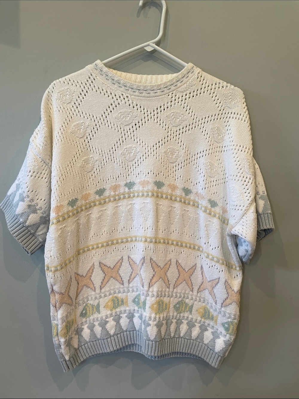 Vintage-Inspired white Knit Short-Sleeve Sweater with Pastel seaside Pattern